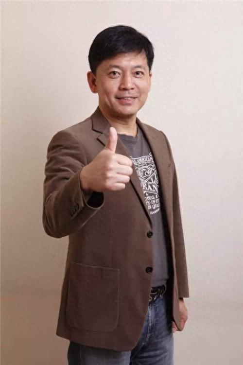 何政军家庭背景,出身名门,演艺事业璀璨人生